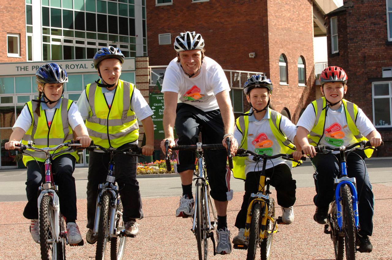 Cycling with clearance children